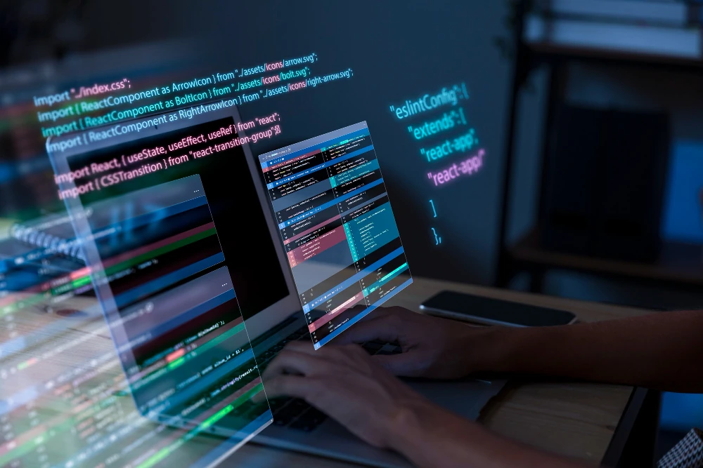 Dos manos escribiendo código HTML en un portátil, representando desarrollo web y programación